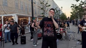 ГРУППА АЙДАХО ВЫСТУПАЕТ НА МАЛОЙ КОНЮШЕННОЙ