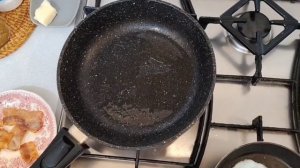 Вкусный бургер на завтрак.