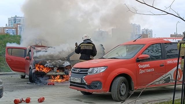 Пожар авто на парковке средь бела дня. Жесть. Горит Рено Сандеро. Екатеринбург 20.05.2026 Академ