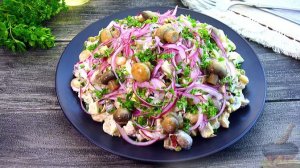 САЛАТ С КУРИЦЕЙ, ГРИБАМИ И ФАСОЛЬЮ