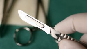 «Счет шел на часы»: пациентка чудом выжила после пластической операции