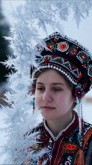 Красота традиционной одежды в зимнем пейзаже #традиции #культура #зима