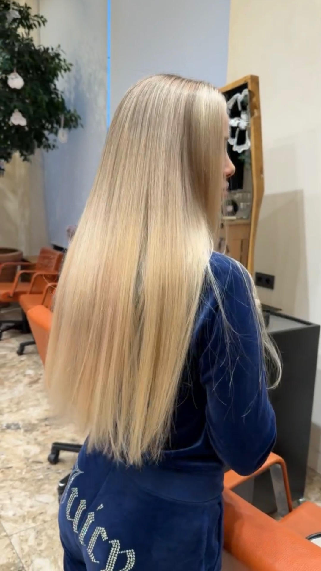 Выходим из Totale Blond в гармоничную растяжку. Работа непростая, это наше третье осветление.