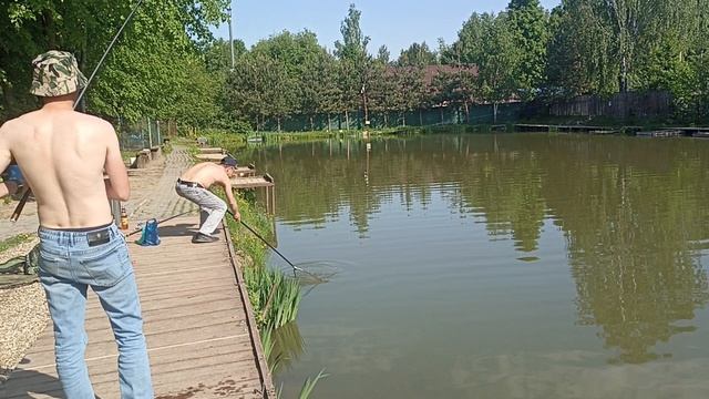 Утащил удочку😀