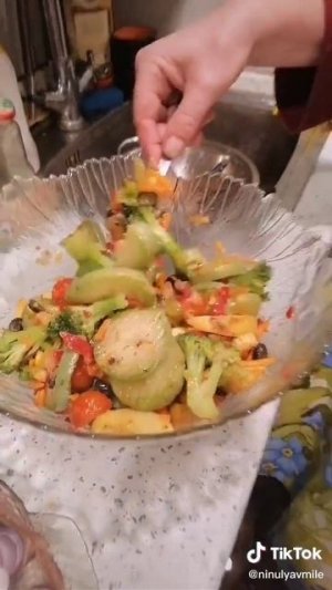солим красную рыбку делаем салатик