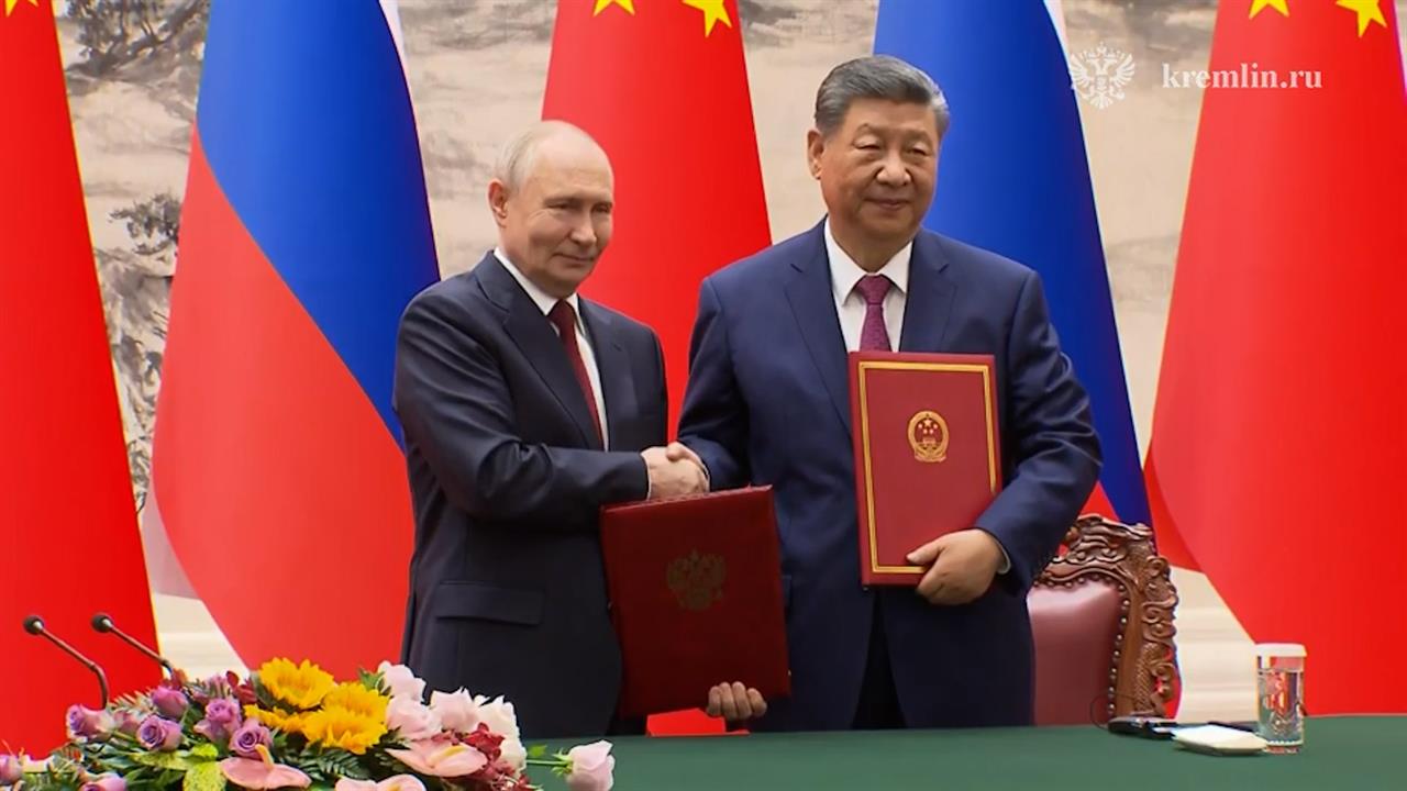Появились кадры подписания Путиным и Си Цзиньпином совместных документов