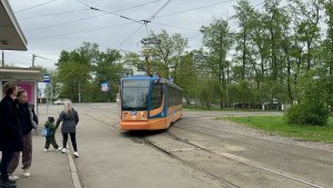 «Выцветший» трамвай «морковка» КТМ-23 (71-623-02) №2606 в Москве, май 2026 года