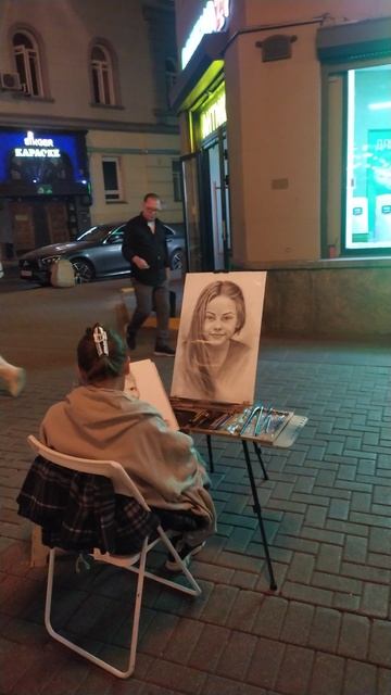Москва, Арбат - люди, авто, магазины, кафе, рестораны, ночная жизнь  Фрагмент 24