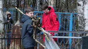 Жители Нижневартовска навели порядок на кладбище