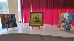 Инсталляция летних рисунков.