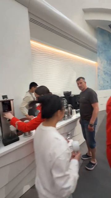 Много красивых стюардесс в одном месте