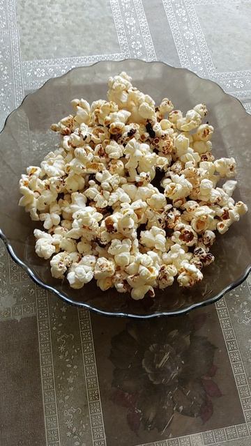 попкорн со вкусом соли и сахара готовил сам из кукурузы на сковороде