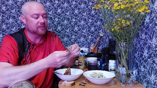 Макаронии с подливой и жареной курочкой + салатик. Поездка в Новороссийск.