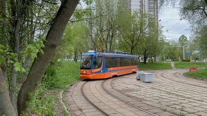 «Впритык» трамвай «морковка» КТМ-23 (71-623-02) №2621 в Москве, май 2026 года