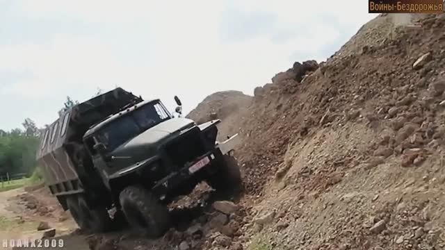 Эти ребята знают толк в езде! Тяжелые полноприводные грузовики доставляют грузы по бездорожью!
