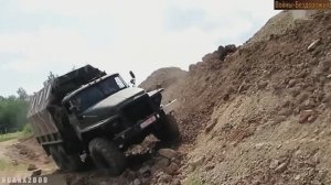 Эти ребята знают толк в езде! Тяжелые полноприводные грузовики доставляют грузы по бездорожью!