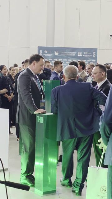 Минниханов мило беседует с чиновниками KazanForum 2026