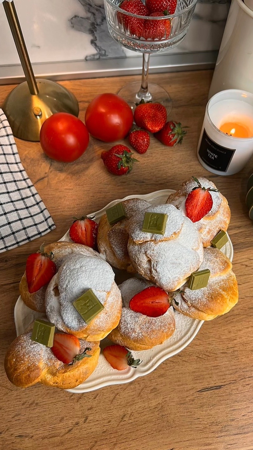 Профитроли с клубникой
