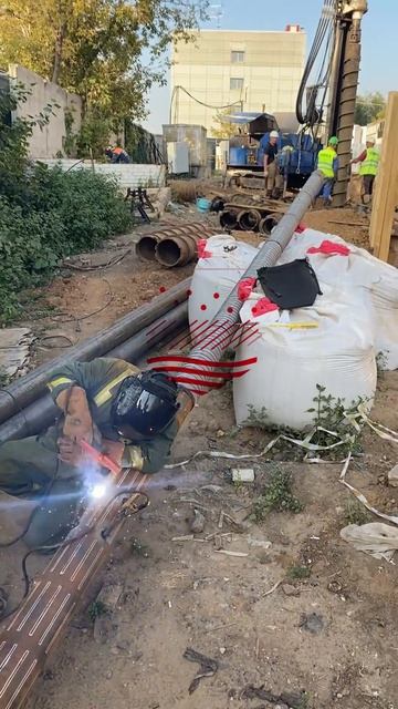 Готовим оборудование к монтажу системы водопонижения. Скоро мы сделаем котлован совсем сухим! 🚜💧