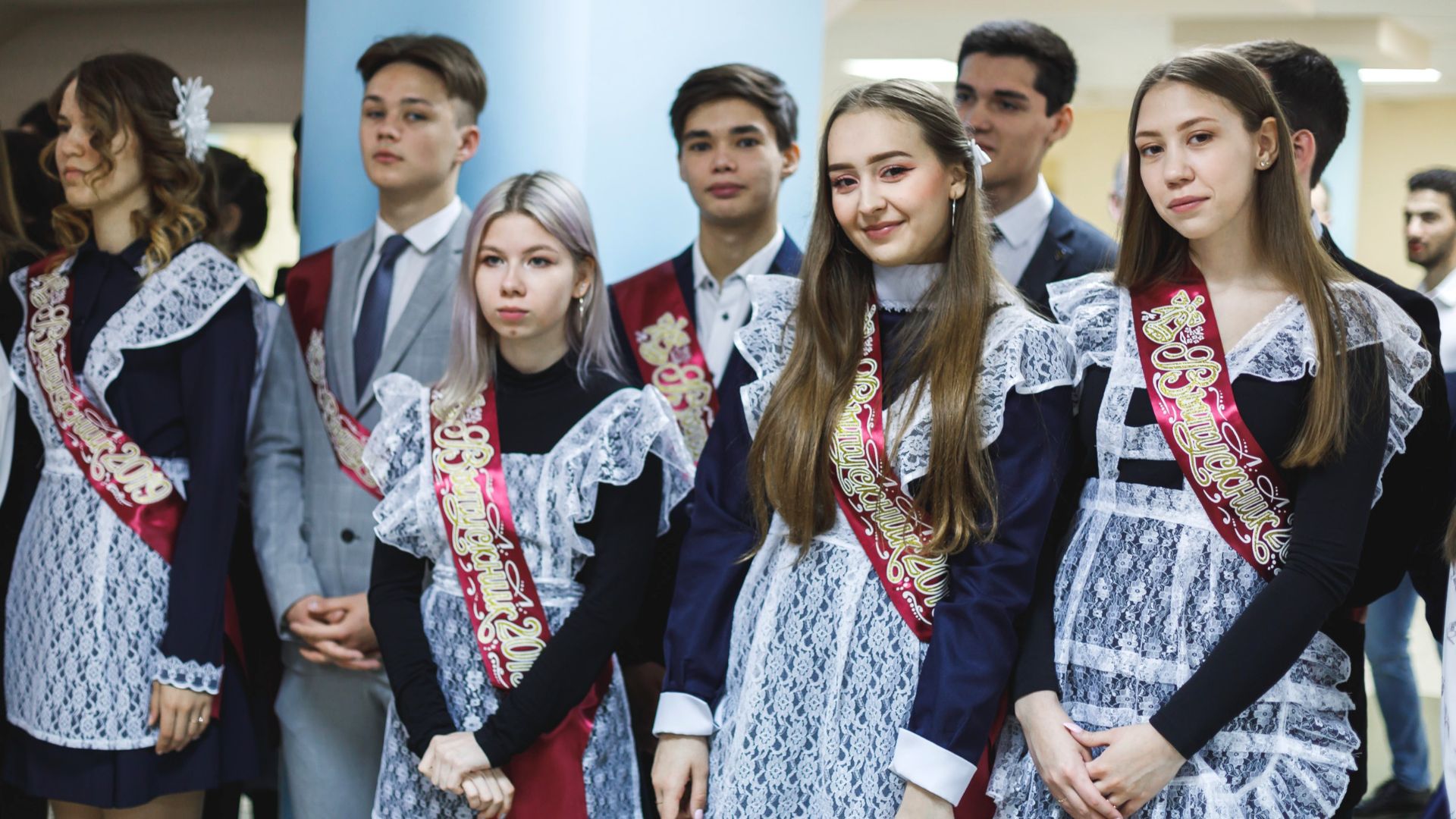 Месяц до торжества - сколько стоит подготовка к школьному выпускному в Югре
