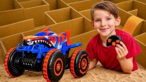 Hot Wheels команда акул против команды динозавров в картонном лабиринте 🦈🦖🏁