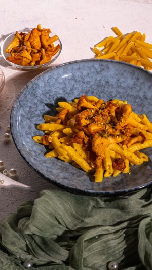 Пеннете с лисичками и кремом из тыквы