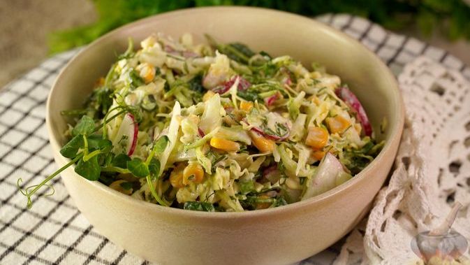 САЛАТ "ВЕСЕННИЙ" С КАПУСТОЙ, РЕДИСКОЙ И КУКУРУЗОЙ