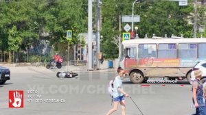 БМВ в центре Челябинска чуть не сбила пешеходов после аварии. Момент ДТП