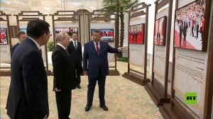 بوتين وشي جين بينغ يتجولان في معرض للصور يوثق مسيرة الشراكة الروسية-الصينية