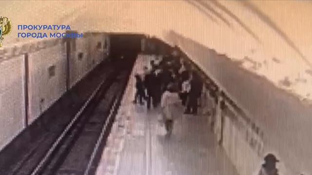 Пенсионерку, столкнувшую школьницу на рельсы в метро, отправили на принудительное лечение