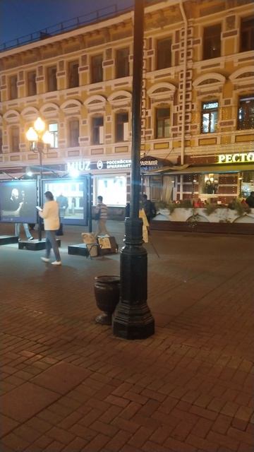 Москва, Арбат - люди, авто, магазины, кафе, рестораны, ночная жизнь  Фрагмент 23