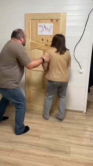 Пропала дверь похоже в лес надо бежать)))