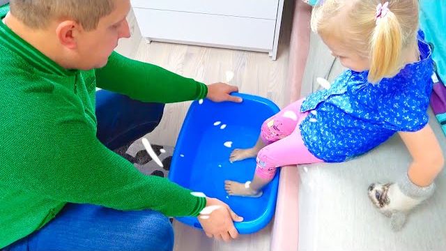 СОФУНЬЯ ШАЛУНЬЯ - СОФИЯ ПРИТВОРЯЕТСЯ БОЛЬНОЙ. ПАПА ЛЕЧИТ СОФИЮ. смотреть онлайн