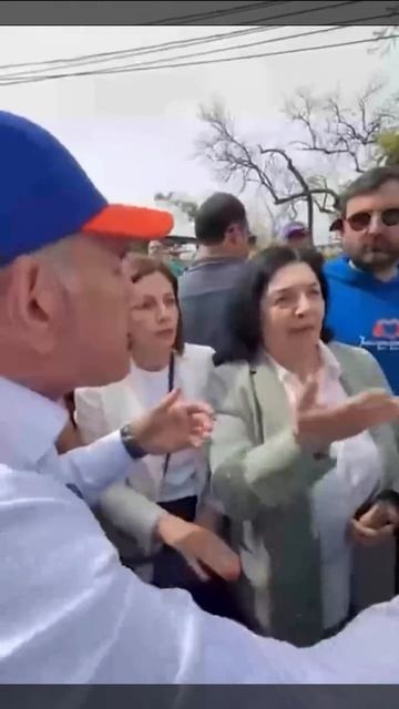СКАЖИТЕ СПАСИБО ЧТО С ВАМИ НЕ РАСПРАВИЛИСЬ В ТУАЛЕТЕ,так пашинян разговаривает с людьми