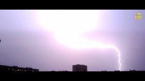Сильная майская гроза, яркие ночные молнии, раскаты грома