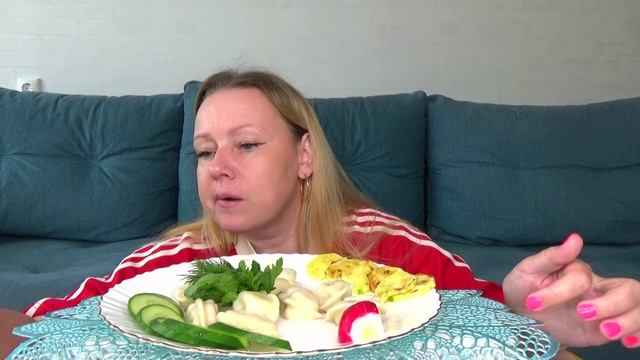 Мукбанг кабачки жареные с мазиком и чесноком, пельмени, овощи, зелень. Еда вкуснота.
