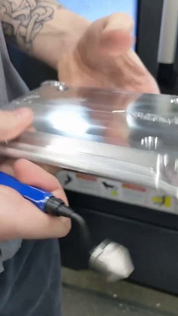 🔧 Процесс зенковки и снятия заусенцев.