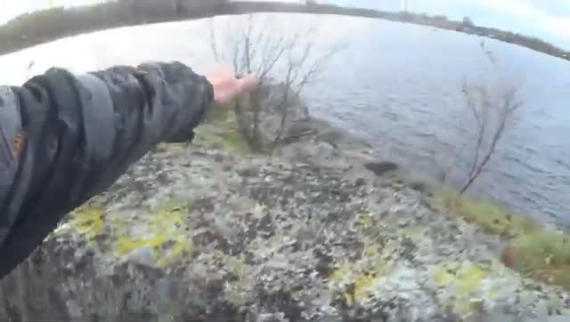 РЫБАЛКА ПОД ОТВЕСНОЙ СКАЛОЙ! ПЕРЕГОРОДИЛ РЫБЬЮ ТРОПУ  ФИНКОЙ! НАЧАЛИ ВЛЕТАТЬ СИГИ!