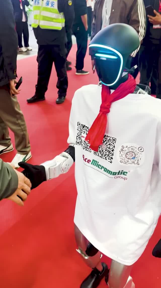 🤖 Робот протягивает руку 🦾 человеку!