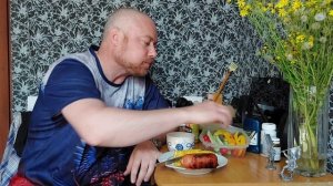Сардельки жареные на костре, вареная кукуруза и овощи. Развалины пансионата.