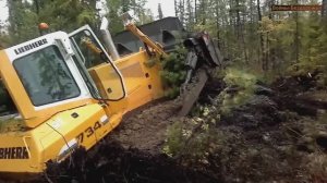 Трактора не могут выбраться из грязи без помощи.