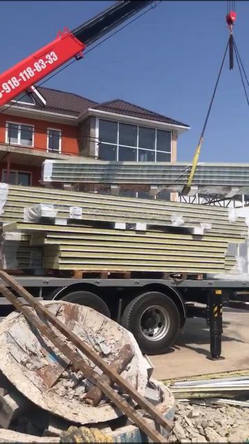 Кровельные панели уже на объекте — минвата, серый графит