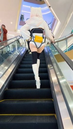 Кигуруми-кошкодевка поднимается на эскалаторе. #cosplay #heels #cute #cosplayer #boots #anime