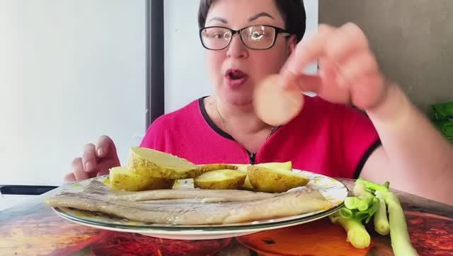 Мне так вкусно/Мукбанг СЕЛЕДКА и КАПРАЧО из Индейки!