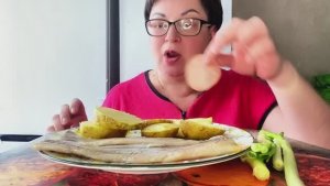 Мне так вкусно/Мукбанг СЕЛЕДКА и КАПРАЧО из Индейки!