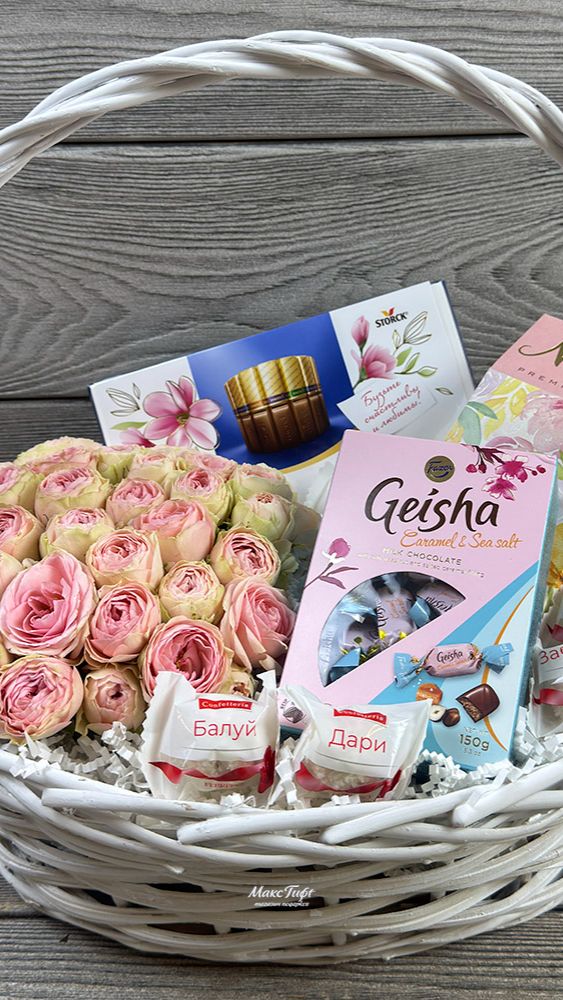 Подарочная корзина с цветами «Аромат розовой мечты»