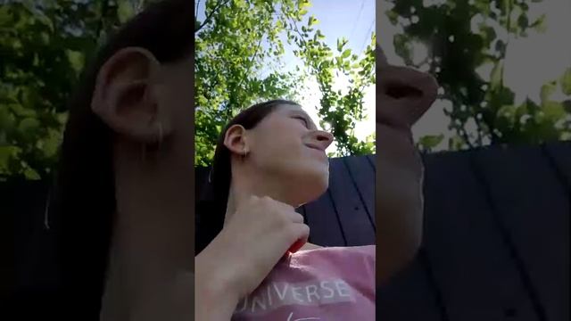 гуляю в саду с питомцем 🐕