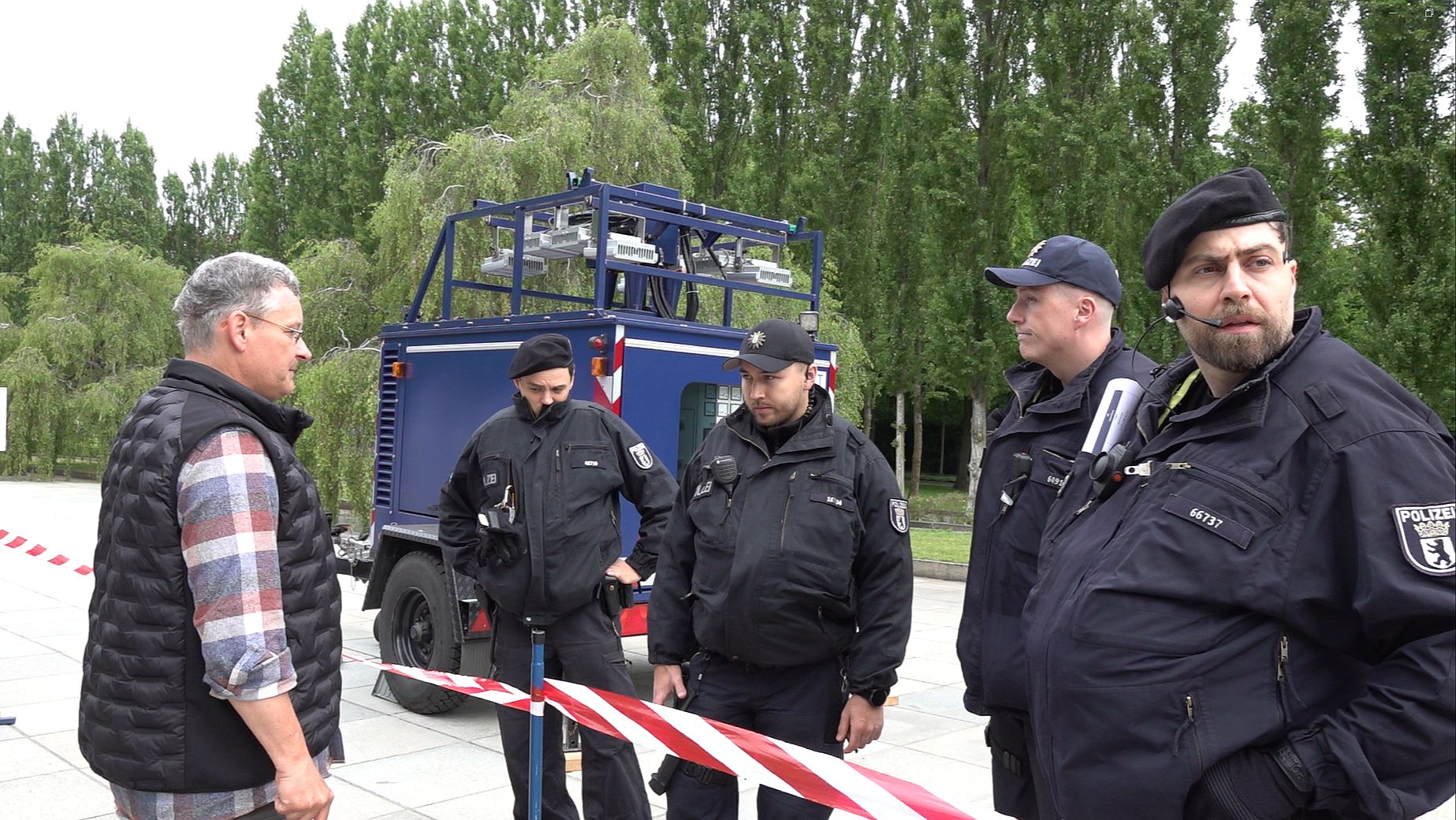 BRD-POLIZEI Verbietet DDR-Symbole In Berlin-Treptow Tag Des Sieges 9. Mai 2026_