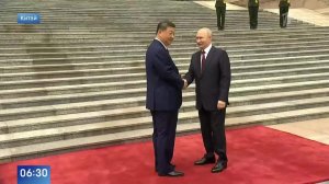 Си Цзиньпин встретил Путина перед Домом народных собраний в Пекине: видео.