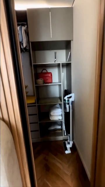 Гардеробная в спальне за кроватью. Как вам решение?

Переделка 🏠 Подписаться